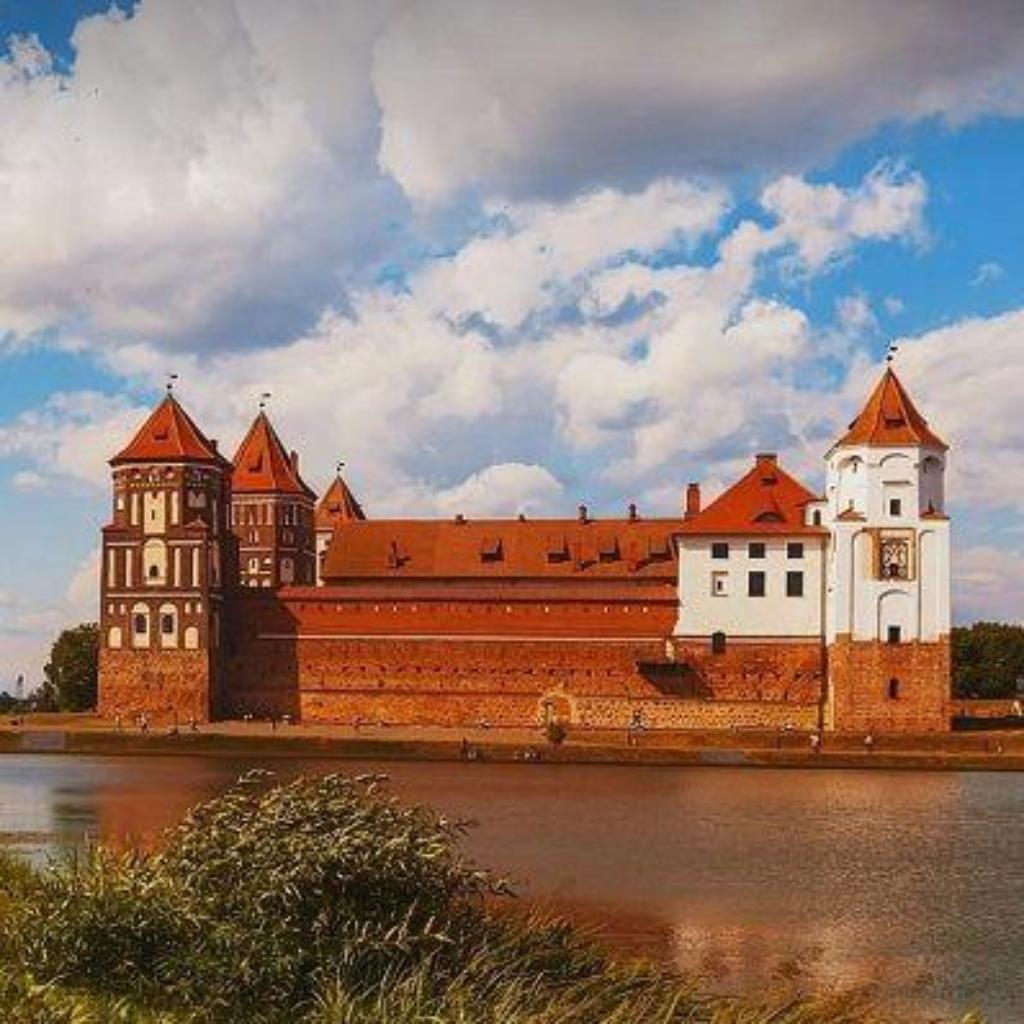 https://pixabay.com/de/photos/schloss-festung-geb%C3%A4ude-reise-4725000/